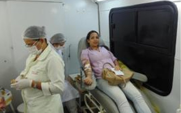 Unidade móvel do Hemoar faz coleta na Praça Marques em Arapiraca