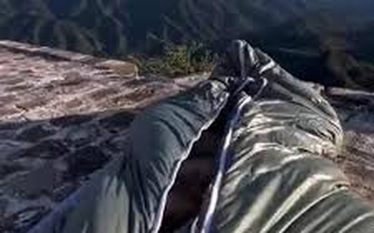 Amizade verdadeira: cão assiste ao sol nascer junto do dono