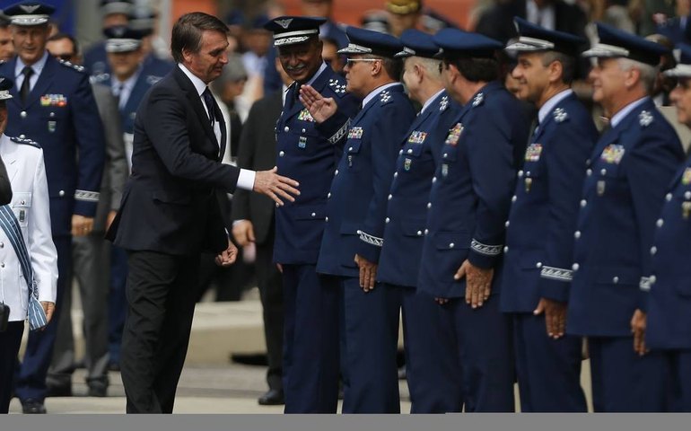 Após trocas nas Forças Armadas, Bolsonaro volta a falar em ‘meu Exército’