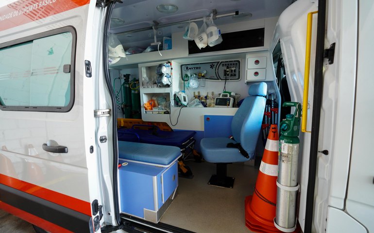 Samu atende vítima de colisão entre carro e moto em Murici