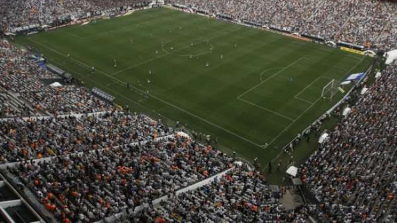 Antes de clássico, Arena Corinthians é invadida e até as traves são pichadas