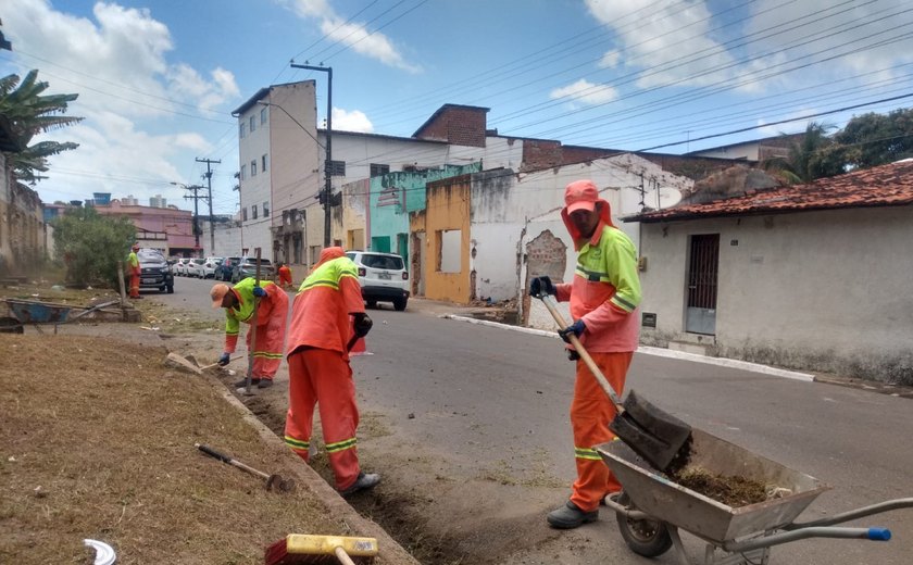 Prefeitura de Maceió realiza mutirão de limpeza nos bairros de Bebedouro e Pinheiro