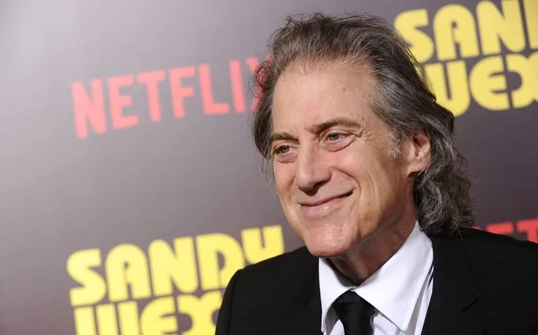 Morre o ator e comediante Richard Lewis aos 76 anos 