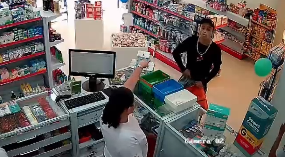 Assaltante invade farmácia recém-inaugurada, ameaça atendentes com arma de fogo e rouba produtos em Aracaju; VÍDEO