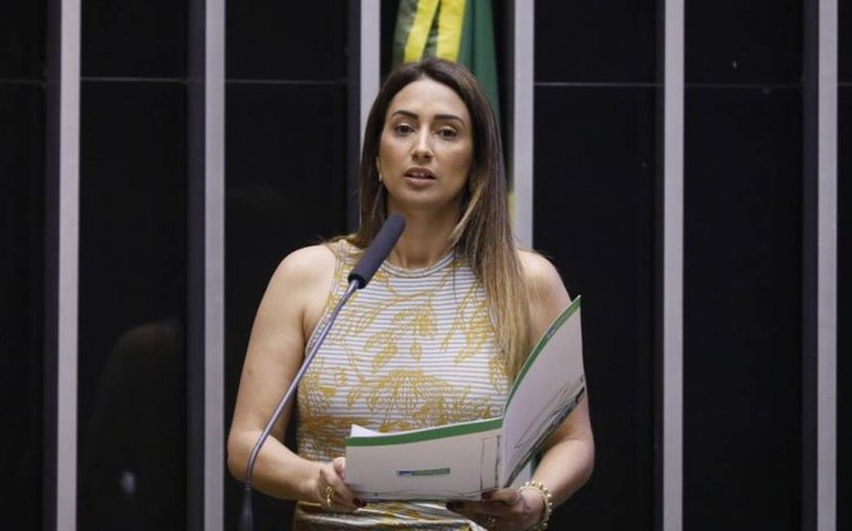 Flávia Arruda diz que licença do governo é para descanso com filhas