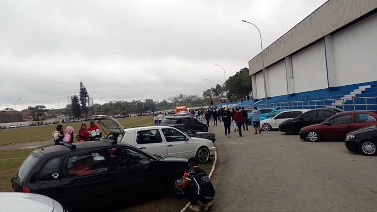 Pista de atletismo de Guarulhos recebe exposição de carros e revolta técnicos