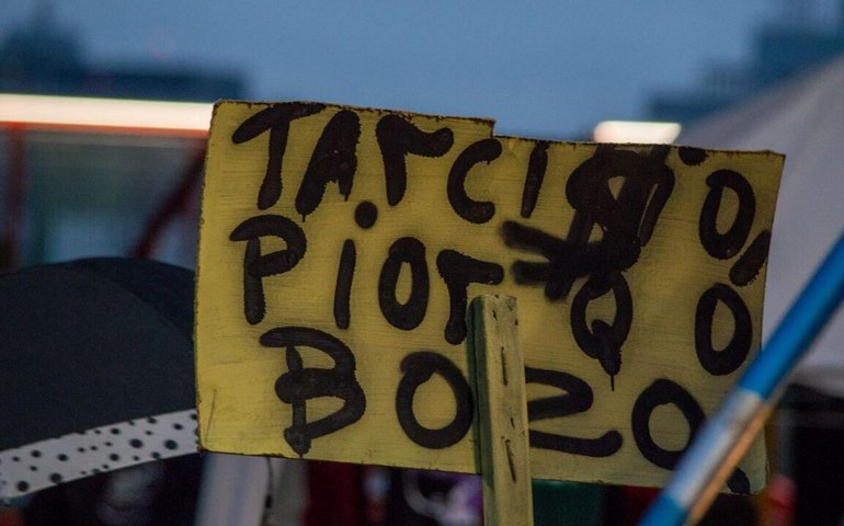 Professores da rede estadual de SP aprovam greve em assembleia na Avenida Paulista (VÍDEO)
