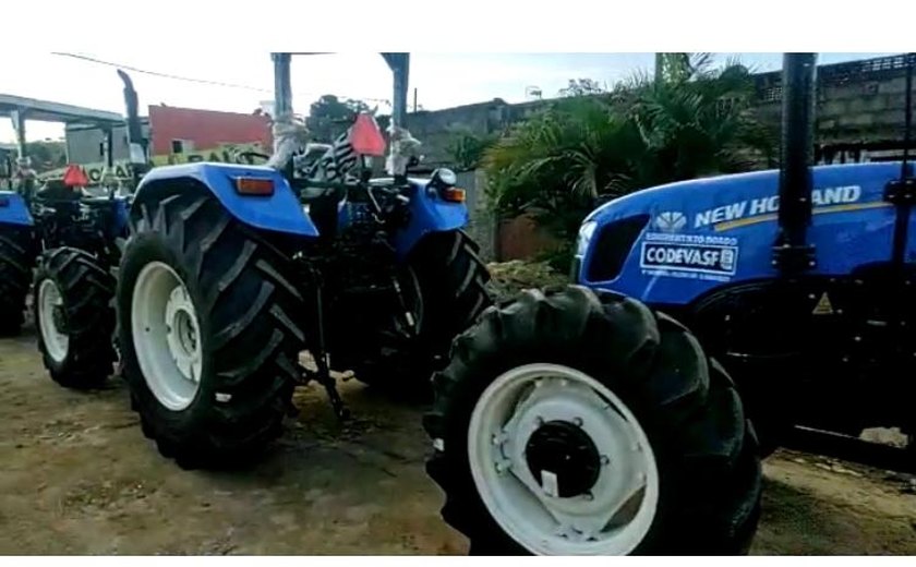 Pedro Vilela garante tratores, caminhões, grades aradoras e kits de processamento ao pequeno agricultor do Vale do Paraíba