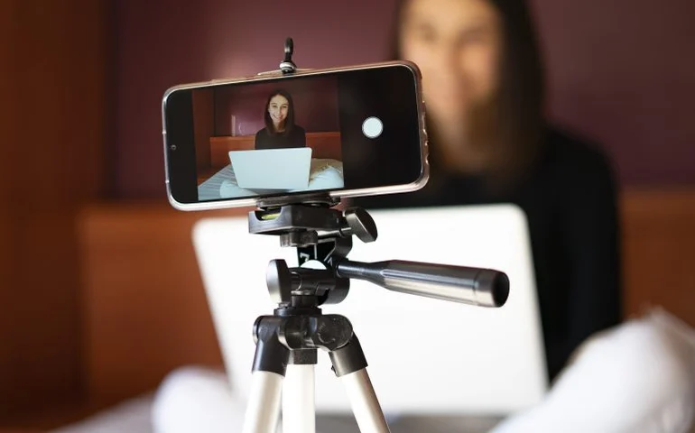 Câmara aprova urgência de projeto que prevê regras para influenciadores mirins