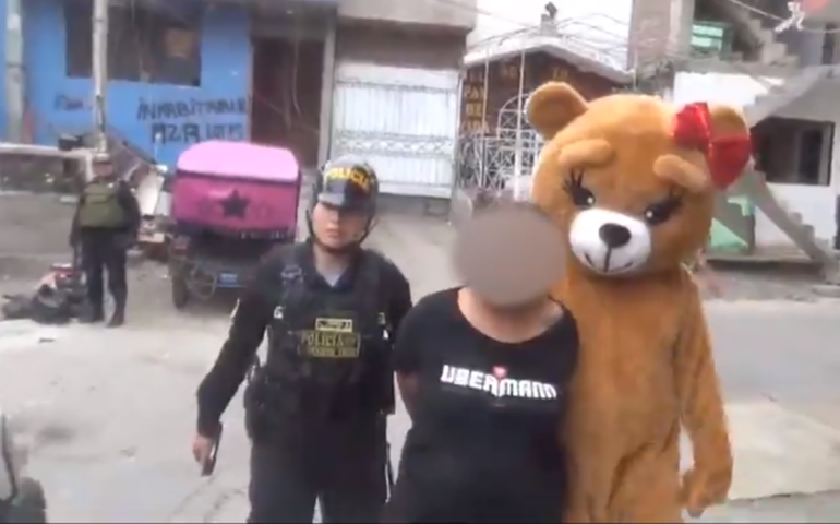 No Dia dos Namorados no Peru, policiais vestidos de urso capturam traficantes de drogas