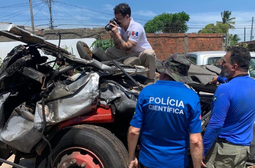 Polícia realiza perícia em veículos envolvidos em acidente na Rota do Mar