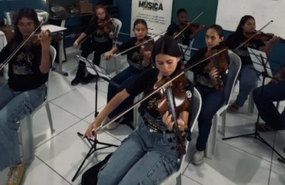 Meninas da orquestra sinfônica de Taquarana levam música em passeio de trem
