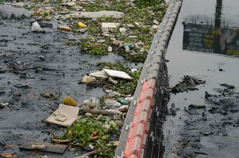 Baía de Guanabara recebe 3 milhões de litros de chorume por dia
