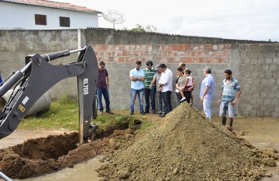 Prefeitura de Palmeira inicia obra de drenagem em rua do Distrito de Canafístula 