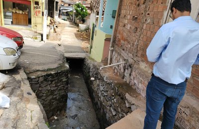 Grota do Moreira, no Jacintinho, recebe serviços de limpeza