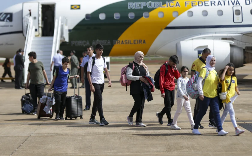 Segundo voo com brasileiros resgatados da Faixa de Gaza chega a Brasília