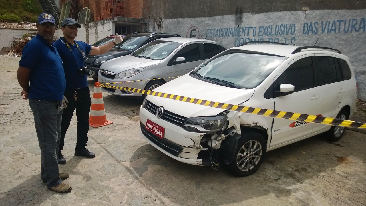 Perito criminal realiza exame em carro de taxista assassinado