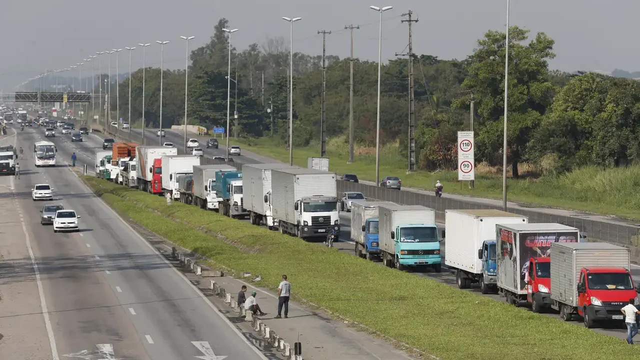 Acidente entre caminhão e ônibus deixa 24 pessoas mortas no norte da Bahia