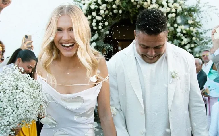 Ronaldo Fenômeno e Celina Locks se casam em cerimônia religiosa íntima, em Ibiza