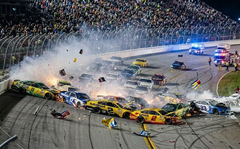 Carambola com 27 carros interrompe corrida nos EUA