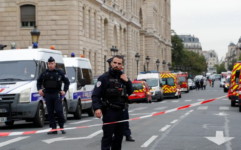 Polícia francesa atira oito vezes em mulher muçulmana por supostas 'ameaças' em estação de Paris