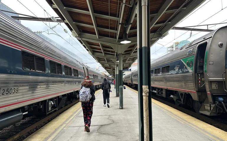 Caso do atirador no jantar dos correspondentes levanta preocupações sobre a segurança nos trens.