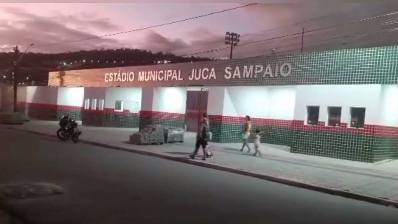 Prefeito-imperador manda fechar portões e trocar cadeados do Estádio Juca Sampaio para impedir acesso de presidente do CSE