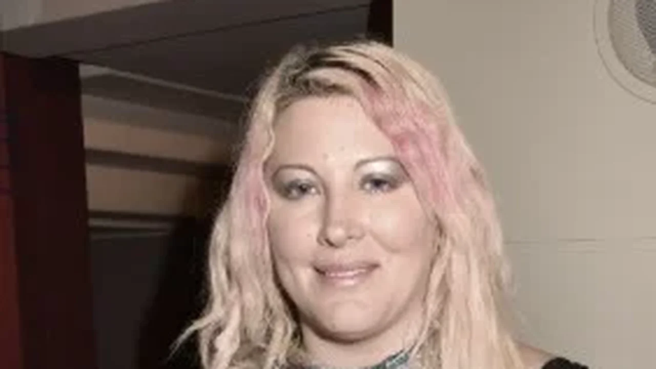 Estrela e campeã do primeiro 'BBB da França' é encontrada morta em casa; caso é investigado