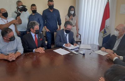 PGJ Valter Acioly assina ordem de serviço e promotorias de Justiça de Penedo terão sede própria