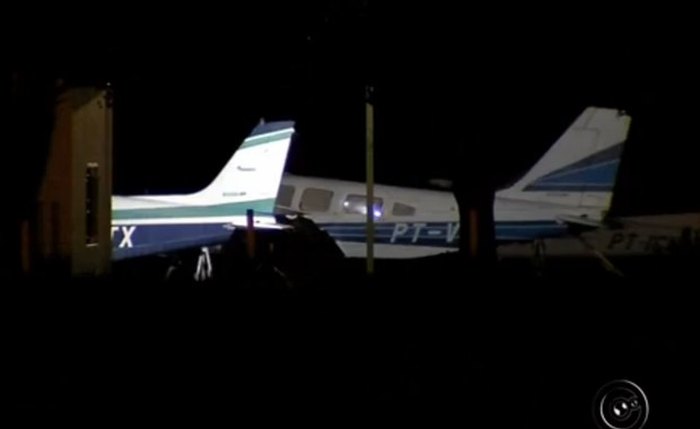 FAB obriga avião suspeito de transportar drogas a fazer pouso forçado FAB obriga avião suspeito de transportar drogas a fazer pouso forçado