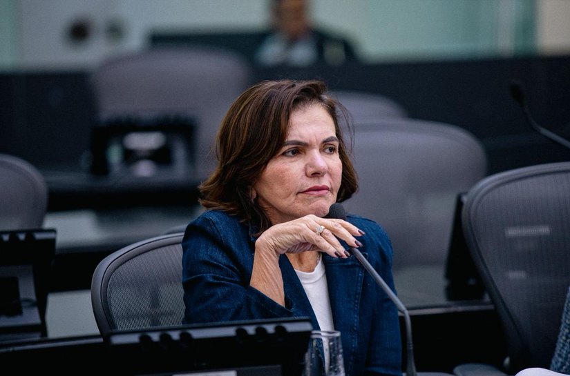 Ângela Garrote critica gestão de Estrela de Alagoas, denuncia pressão sobre servidores e defende respeito na educação