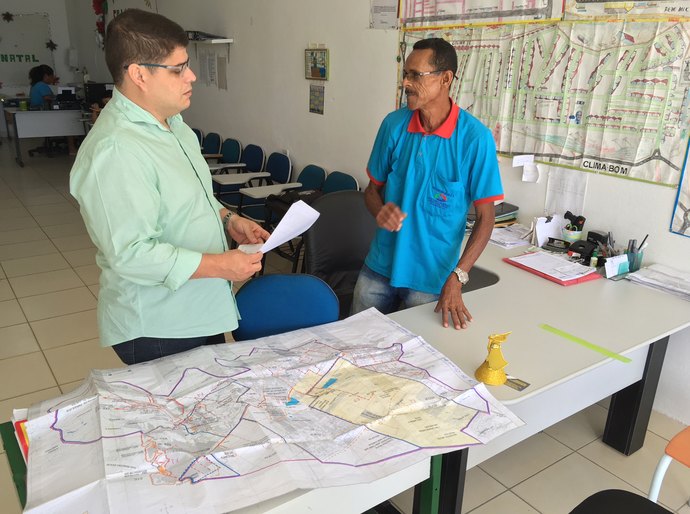 Titular da Semtabes discute melhorias com líder comunitário do Clima Bom