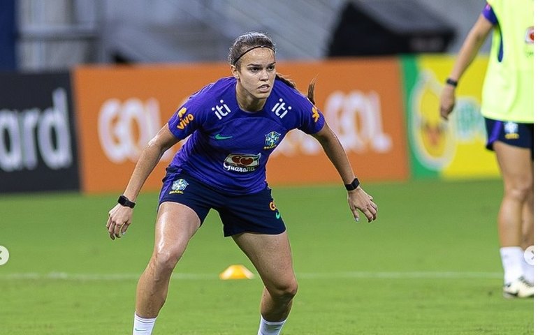 Meia Ana Vitória sente dores e é cortada da seleção feminina de futebol