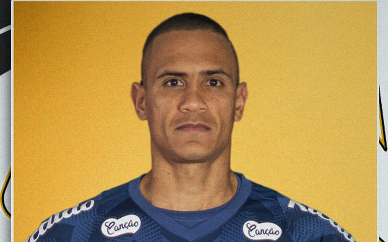 Santos anuncia a contratação do goleiro Renan até o final da temporada