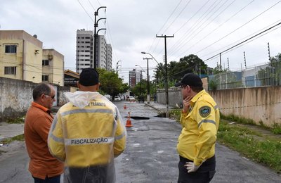 Após fortes chuvas, vias no Pinheiro são interditadas pela SMTT