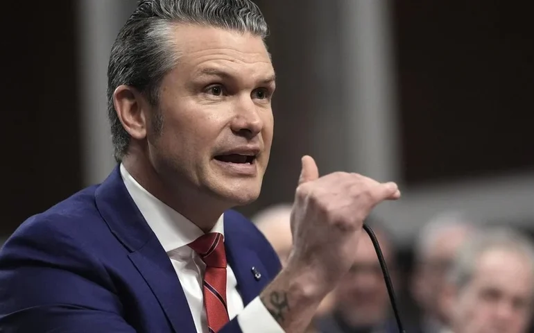 Nos EUA, secretário tenta desqualificar jornalista após vazamento de plano de ataque a houthis