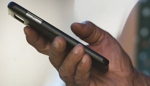 CELULAR NA MÃO / Foto: Marcello Casal Jr/Agência Brasil