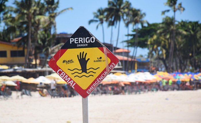 Ao chegar em uma praia desconhecida, procure o guarda-vidas e pergunte onde é a área segura para o banho