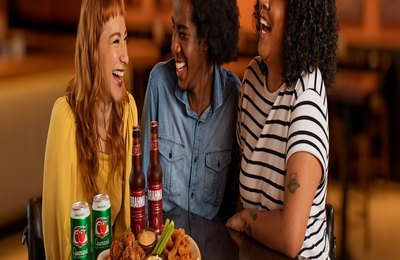 Outback lança promoção com Kookaburra Wings e versão exclusiva de tábua icônica por R$ 99,00