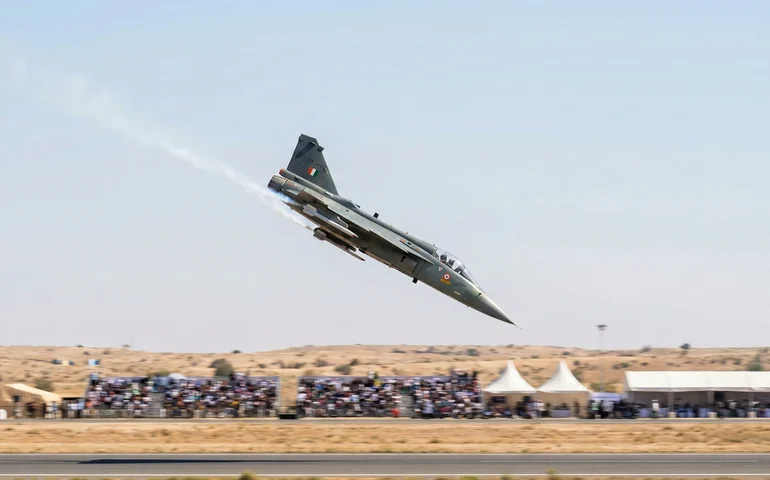 Jato de combate indiano cai durante apresentação no Dubai Air Show; piloto morre