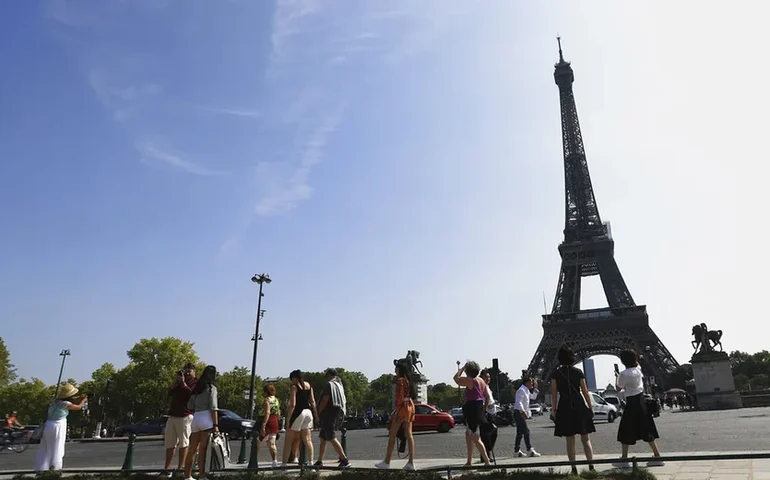 Na França, partido de esquerda indica intenção de deflagrar voto de confiança sobre premiê