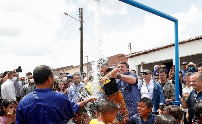 Obra foi inaugurada no dia 5, mas população de Piau segue sem água. Presidente deu “banho” em crianças com água de outra rede