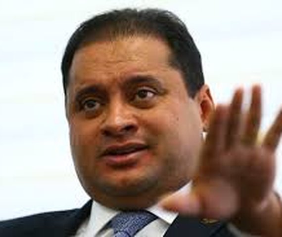 PF abre inquérito para apurar vazamento de foto de senador em piscina com políticos do Centrão