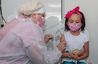 Dois pontos fixos abrem domingo (3) para vacinação de crianças e idosos contra a Covid-19