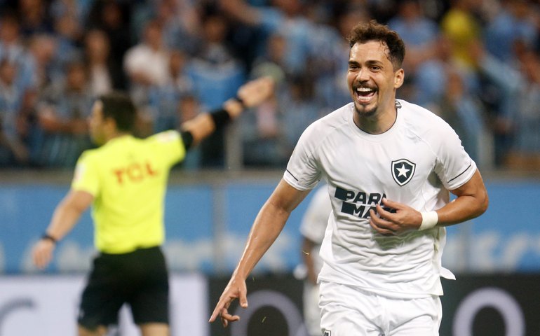 Botafogo suporta pressão, vence na casa do Grêmio e abre 10 pontos na liderança do Brasileiro