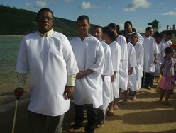 Igreja batiza novos crentes