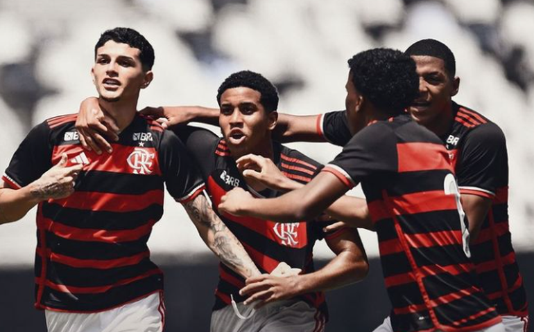 Flamengo supera o Bahia, mantém a freguesia e continua vivo na caça aos líderes do Brasileirão