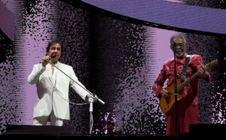 Gilberto Gil recebe Roberto Carlos no palco em despedida de SP