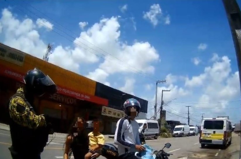 Motociclista inabilitado é flagrado transportando duas crianças na Av. Durval de Góes Monteiro