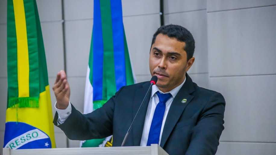 Vereador David do Emprego cobra providências após rompimento de tubulação da BRK e vazamento de esgoto em Maceió
